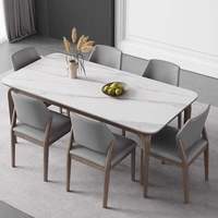 Table à manger de la marque Coastline, style côtier, carrée, en pin massif, plateau en pierre frittée, 6 places, chaises grises, design moderne, aspect luxueux