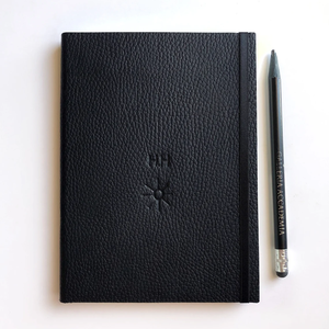 Carnet de planification personnalisé en cuir noir, phrase en bas relief, design élégant de journal, idéal pour l'écriture quotidienne, cadeaux uniques pour un anniversaire - Product Image 1