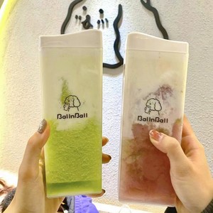 Vente directe d'usine, gobelets en <span class=keywords><strong>plastique</strong></span> PP épais de 500 ml avec couvercle, bouteille de jus rectangulaire avec logo personnalisé, bouteille sans BPA avec bouchons - Product Image 1