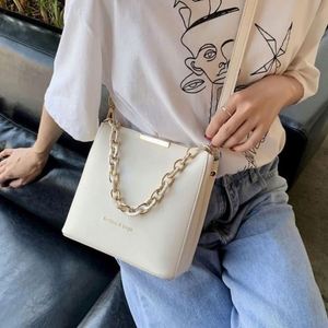 Sac à bandoulière tendance pour femme en PU imperméable avec fermeture éclair, poignée chaîne, sac à rabat, sac seau, modèle MAIRUN USA - Product Image 4