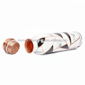 Ensemble de bouteille d'eau en cuivre pur avec 2 tasses pour l'hydratation du yoga de la salle de sport étanche de qualité supérieure - Product Image 1