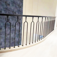 Barrières de balcon modernes en métal noir massif, de conception nouvelle, et rampes d'escalier intérieures en fer forgé, adaptées aux appartements.