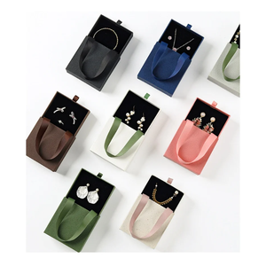 Boîte à bijoux portable en plastique avec logo personnalisé, boîte de rangement carrée pour bagues, emballage cadeau, fabricant en gros - Product Image 3
