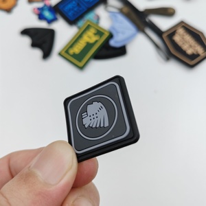 Nhà máy thực hiện Tùy chỉnh cao su vá thân thiện với môi 2D 3D logo dập nổi cao su mềm PVC Silicone các bản vá lỗi nhãn cho quần áo giày - Product Image 1