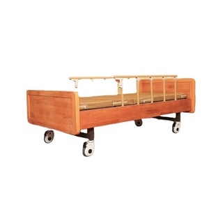Lit d'hôpital Cimai en bois, réglable manuellement, pour usage domestique et hospitalier, avec barreaux et roulettes - Product Image 1