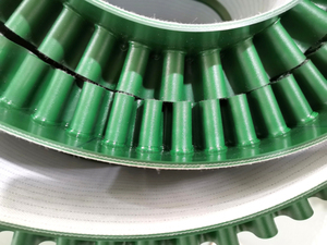 Băng Tải Nghiêng Cấp Thực Phẩm Vách Ngăn Bằng Nhựa PVC Pu Có Phễu Và Đinh - Product Image 5