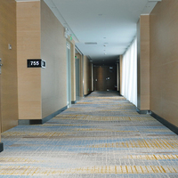Tapis de luxe écologique en polypropylène pour l'église au mètre rouleaux de tapis rayé mur à mur pour hôtel ktv