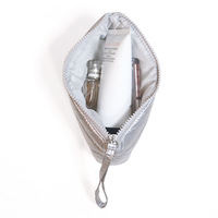 Pochette de maquillage portable personnalisée avec logo, en tissu matelassé brillant argenté, légère, en tissu matelassé, avec fermeture éclair, pour cosmétiques