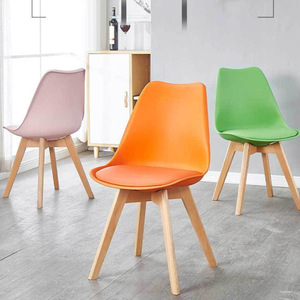 Chaise de salle à manger sans accoudoirs de style nordique de luxe avec siège en similicuir souple, pieds en bois, chaise de loisirs moderne pour appartement - Product Image 5