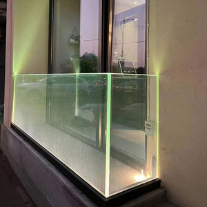 Recinzione Moderna Ecologica in Vetro Temperato Senza Telaio, Design a Profilo a U in Alluminio con Fessura per Schede, Facile Installazione per Terrazze e Scale - Product Image 2