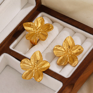 Boucles d'oreilles pendantes géométriques tendance en alliage d'acier inoxydable, style rétro français, avec perle et petit charme plaqué or 18 carats pour femme - Product Image 3