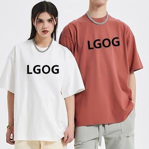เสื้อยืดแขนสั้นโอเวอร์ไซส์ Lgog ผ้าคอตตอนเจอร์ซีย์ คอกลม พิมพ์ลายตัวอักษรลำลอง สีขาวและสีแดงสนิมสำหรับผู้ชาย - Product Image 1