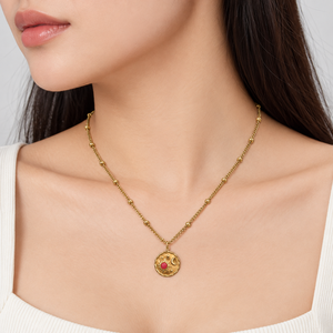 Collier pendentif pièce de monnaie en acier inoxydable émaillé, plaqué or 14K sous vide, chaîne texturée, détails rose et rouge - Product Image 5