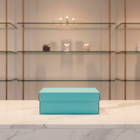Dossiers en carton ondulé recyclables de luxe avec couvercle amovible, fermeture magnétique, logo personnalisé, pelliculage brillant, doublure en éponge pour chaussures