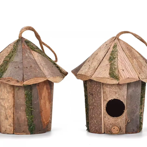 Nid d'oiseau en bois écologique fait main, à suspendre en extérieur, avec un design carré - Product Image 1