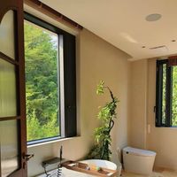 Fenêtre oscillo-battante en aluminium à rupture de pont thermique Aomeja avec système de micro-ventilation et moustiquaire, et combinaison de fenêtres fixes et à battants latéraux pour villa