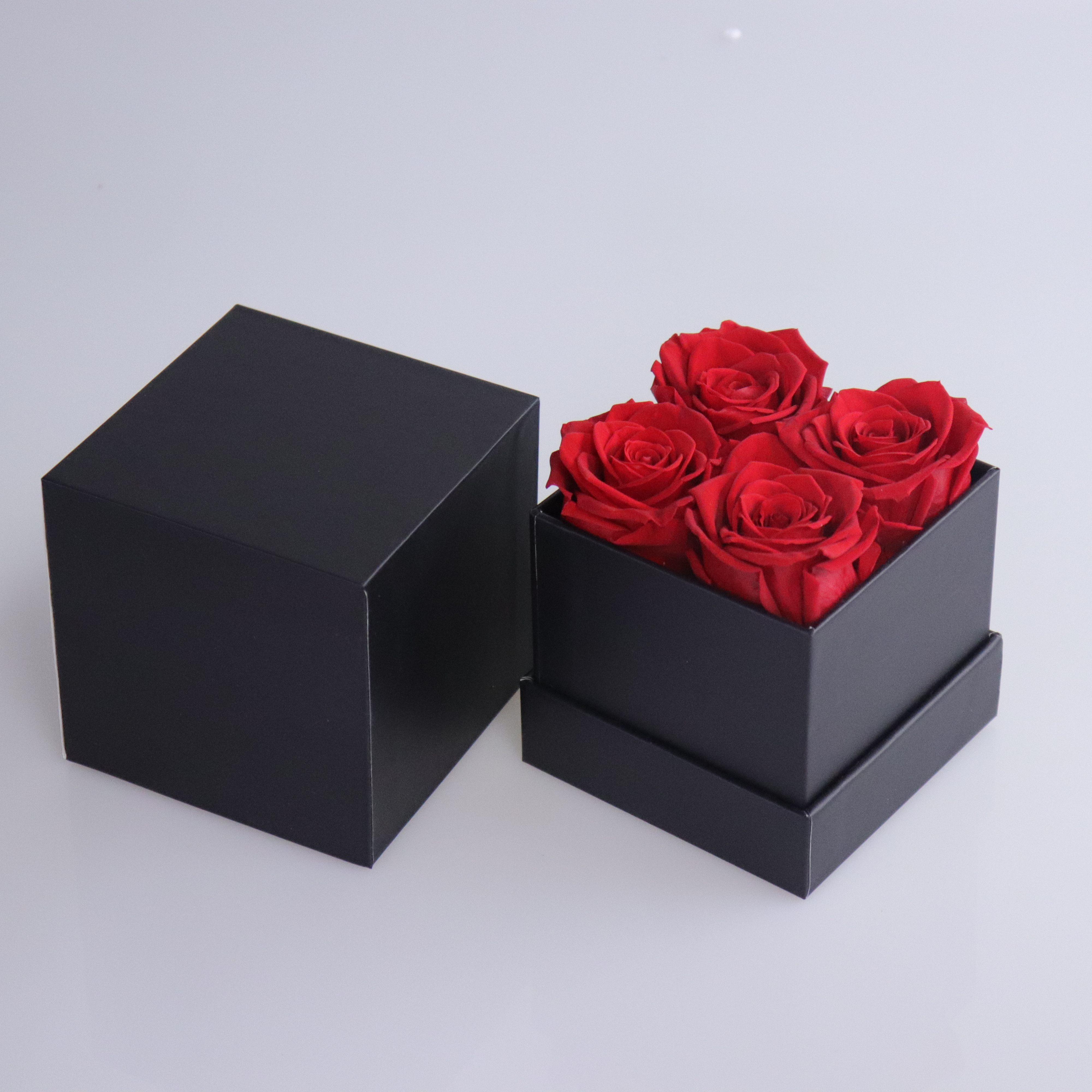 4 Rosas en Caja Cuadrada