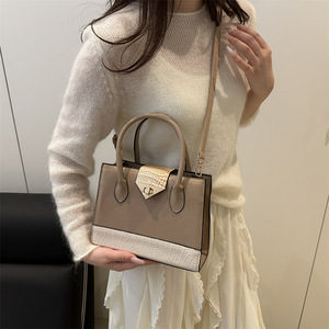 กระเป๋าสะพายข้างทรงสี่เหลี่ยม PU ขนาดใหญ่ ดีไซน์ทันสมัยสำหรับผู้หญิง พร้อมตัวล็อคแบบใหม่ สายสะพายไหล่เดี่ยว ปิดด้วยซิป เหมาะสำหรับฤดูใบไม้ร่วง - Product Image 4