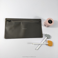 Sacs à fermeture éclair noirs givrés personnalisés, emballage écologique en polyéthylène pour vêtements, pochette en plastique refermable, impression sérigraphique du logo