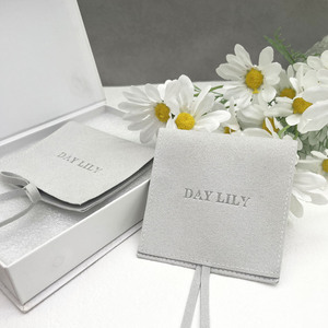 Bolsa de Embalaje de Joyería de Microfibra de Terciopelo con Solapa de Sobre Personalizada en Color Gris Claro, Bolsas para Anillos de Joyería - Product Image 4