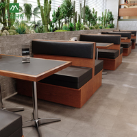 Ensemble de mobilier commercial sur mesure pour restaurant : Table à manger carrée avec chaises en cuir PU pour hôtel, café, restaurant, et banquette.