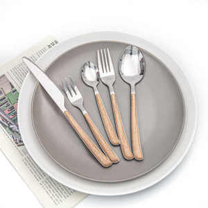 Ensemble de couverts en acier inoxydable de qualité alimentaire 18/8, poignées en plastique antidérapantes, certifiés LFGB, réutilisables, durables, compatibles lave-vaisselle, pour les voyages - Product Image 5