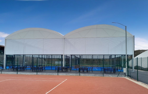 Couverture de terrain de padel en acier avec toit panoramique en verre pour plusieurs terrains et sports de plein air (<span class=keywords><strong>tennis</strong></span>) - Product Image 2