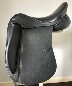 Selle de dressage en cuir de qualité supérieure, design à assise profonde haute performance, système de selle flexible, selle de cheval confortable - Product Image 5
