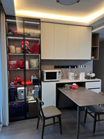 Ensemble buffet et banquette sur mesure Full House, armoire intégrée multifonctionnelle avec banquette fixe pour la zone repas de la cuisine