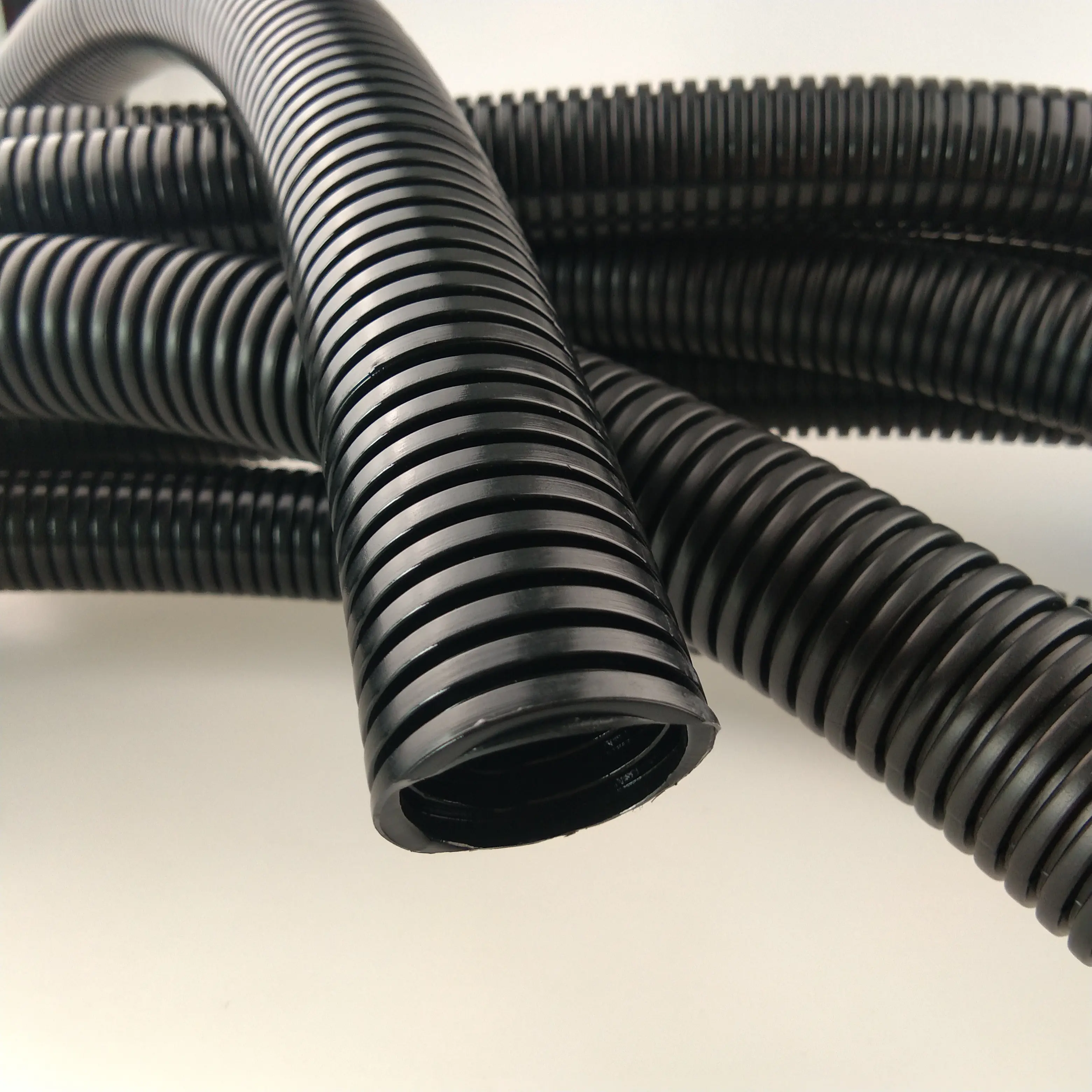 PA Nylon PP PE polyéthylène câble flexible tuyau d'isolation plastique ondulé tuyau électrique