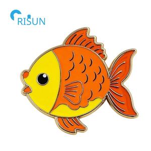 Fabricante esmalte Carassius Auratus Goldfish Koi Cyprinus <span class=keywords><strong>Carpio</strong></span> Fish solapa Pin insignia broche personalizado esmalte Pin Goldfish - Product Image 5