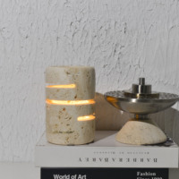 Lampe de table cylindrique en travertin naturel sculptée à la main, logo personnalisé OEM pour villa, hôtel, majlis, chambre, décoration d'ambiance à domicile