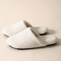 Chaussons d'intérieur pour femmes en tissu éponge beige, à bout fermé, style mule, texture polaire douce, à talon ouvert, semelle noire, confortables