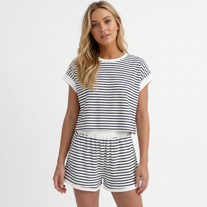 Ensemble décontracté pour femme de haute qualité, haut rayé tendance et short, tenue confortable pour tous les jours - Product Image 1