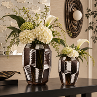 Vase de table en verre moderne aux tons sombres avec motif abstrait pour la décoration du salon et de la console