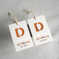 Étiquettes de vêtements personnalisées de haute qualité avec impression de logo et design de lettres, avec cordon de suspension