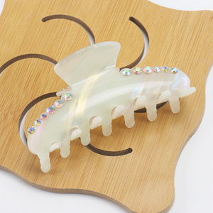 Vente en gros de pinces à cheveux personnalisées en acétate de cellulose marbrée <span class=keywords><strong>pince</strong></span> à cheveux blanche <span class=keywords><strong>perle</strong></span> en acétate de grande taille <span class=keywords><strong>pour</strong></span> femmes - Product Image 5