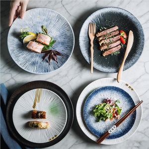 Plato de Porcelana Japonesa de Lujo con Motivos, Diseño Tradicional Elegante, Vajilla de Cerámica Hecha a Mano - Product Image 1