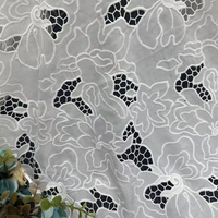 Tissu en dentelle brodé découpé au laser 100 % polyester sur mesure OEM avec bord festonné pour robes – Direct Usine