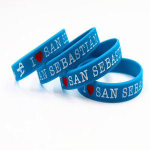 Bracelet en silicone personnalisé I Love San Sebastian en caoutchouc rempli de couleurs avec logo gravé pour cadeaux promotionnels - Product Image 1