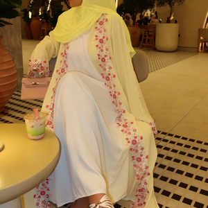 Abaya Aperta Giallo Chiaro con Ricami Floreali Hafizah, <span class=keywords><strong>Vestito</strong></span> da <span class=keywords><strong>Donna</strong></span> Musulmana con Hijab, Ricamo Rosa e Bianco Stile Dubai per Eid - Product Image 3