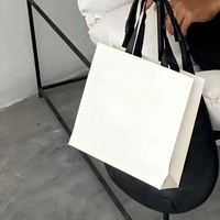 Kunstpapier aus Recyclingmaterialien Individuelles Logo Offsetdruck Lange Tragegriffe Ausstellungstasche Individuelle Farbe Individuelle Größe