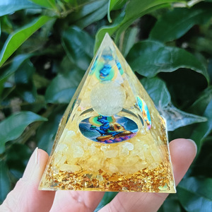 Pyramide en résine époxy avec galets de cristal, ornement de bureau, décoration d'aquarium, boule de citrine, cadeau - Product Image 1