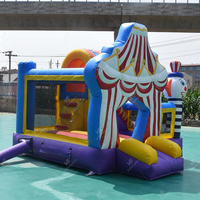Château gonflable commercial sur le thème du cirque avec toboggan, tente de cirque et design de clown pour location de fêtes d'enfants