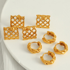 Pendientes Huggie Geométricos Dorados, Diseño Cuadrado Metálico Hueco, Unisex, para Uso Diario - Product Image 1