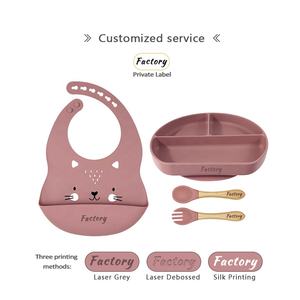 Ensemble de 4 couverts pour l'alimentation de bébé comprenant une assiette en silicone, un bavoir pour visage d'animal, une cuillère et une fourchette avec manche en bois - Product Image 4