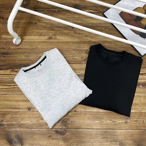 เสื้อกีฬาคอกลมสำหรับผู้ชายพร้อมกระเป๋าซิปที่แขน ดีไซน์แบบมีชั้นๆ เสื้อสวมหัวแขนยาวลำลอง เหมาะสำหรับฤดูใบไม้ผลิ - Product Image 5