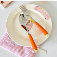 Ensemble cuillère et fourchette à dessert créatif style Ins en forme de carotte - Vaisselle esthétique avec manche en céramique, cadeau de déménagement pour gourmets et enfants