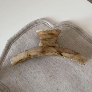 Pince à cheveux en plastique de grande taille, motif marbré teinté couleur abricot, style nordique - Product Image 4