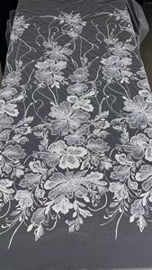 Tissu en dentelle blanche élégante à <span class=keywords><strong>gros</strong></span> motifs floraux perlés pour robe <span class=keywords><strong>de</strong></span> mariée - Product Image 3
